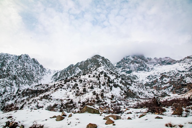 타지키스탄의 거대한 눈 카과 함께 겨울철에 아름다운 집중된 로키 산맥