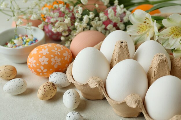 Bellissimo concetto di buona pasqua su sfondo bianco con texture