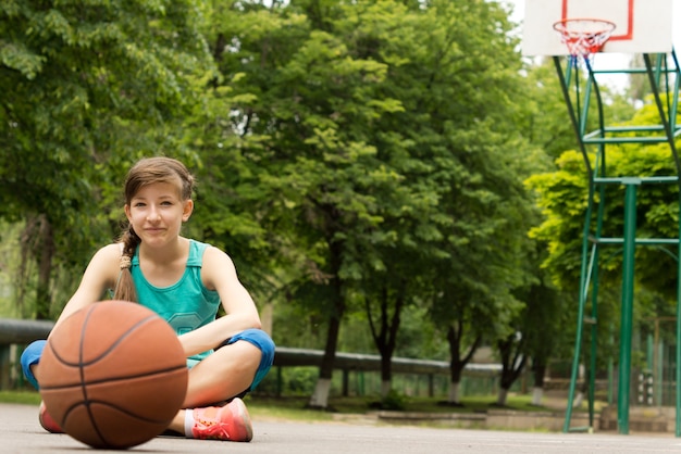 美しい自信を持って若い女性のバスケットボール選手