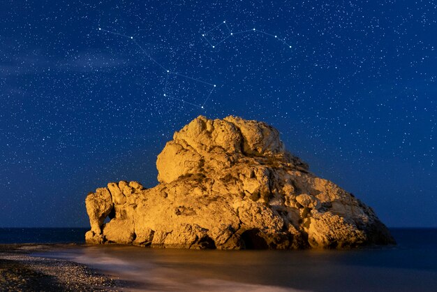 Foto belle costellazioni con rocce