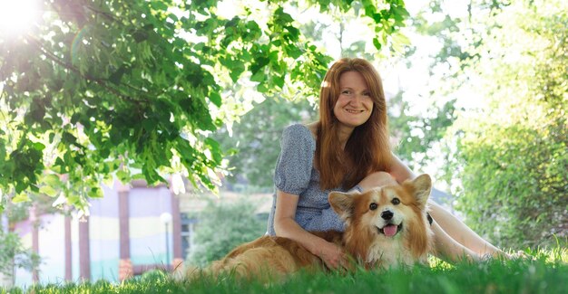 Photo beautiful corgi dog and girl