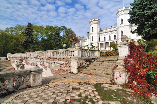 Красивый загородный дом в солнечный день