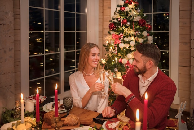 写真 クリスマスディナーで美しいカップル