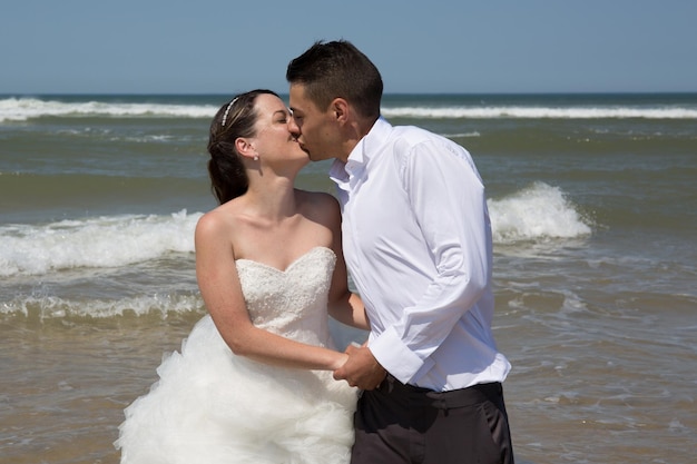 Bella coppia in spiaggia felici insieme