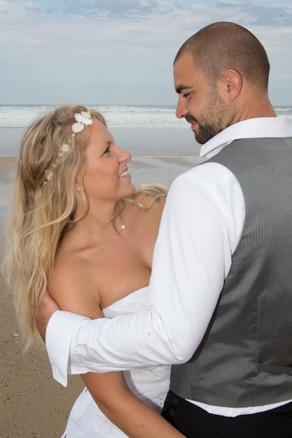 웨딩 드레스에 해변에서 아름 다운 커플