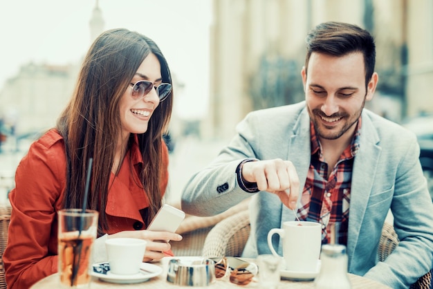 デートでコーヒーを飲んでいる美しいカップル