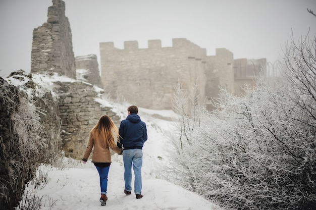 Foto belle coppie che hanno divertimento sull'inverno