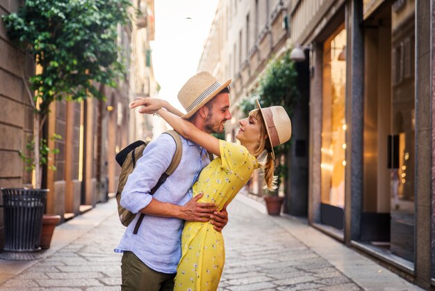 도심에서 쇼핑하는 연인의 아름다운 커플. 유명한 유럽 도시를 방문하는 장난기 많은 관광객