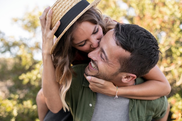 Foto bella coppia che trascorre del tempo insieme a san valentino