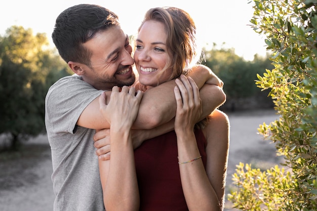 Foto bella coppia che trascorre del tempo insieme a san valentino