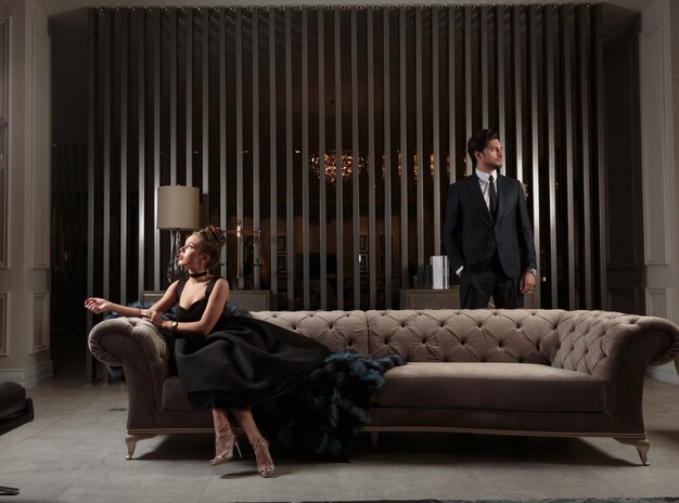 Photo beautiful couple standing on in elegant dark room