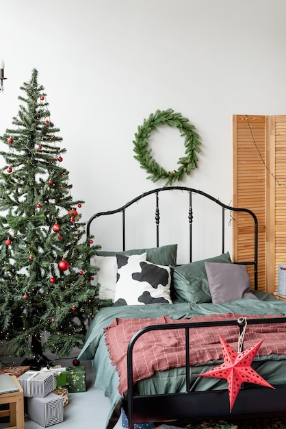 Красивая уютная спальня, украшенная к Рождеству