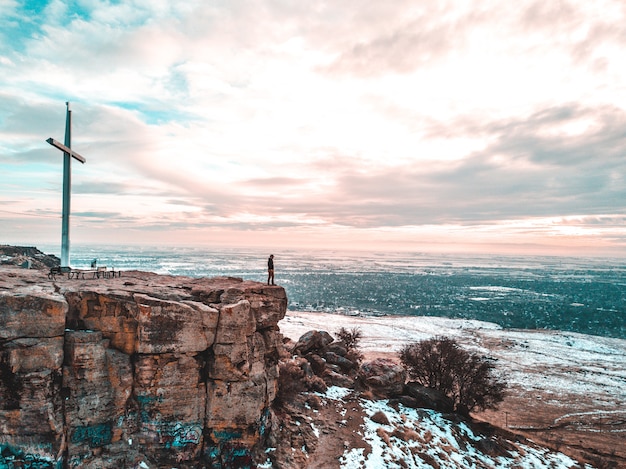 Photo beautiful cross on cliff the lord is always looking over us