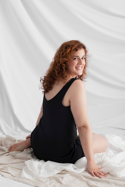 Photo beautiful curvy ginger woman posing