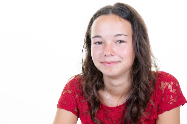 Bello ritratto sorridente felice fresco sveglio dell'adolescente sopra fondo bianco