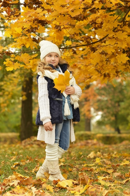 公園を毎日散歩する白いブーツの美しいかわいい女の子