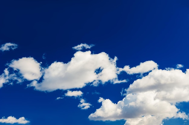 白い雲と美しい紺碧の空。空の背景