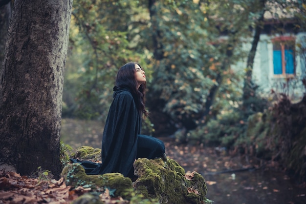 Photo beautiful dark vampire woman with black mantle and hood