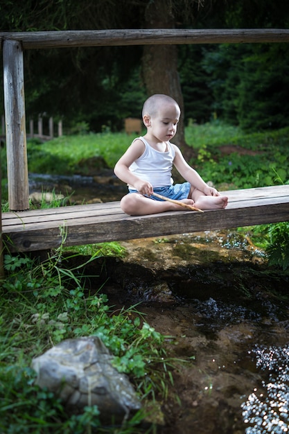 自然の中での子供の休暇のための美しい一日