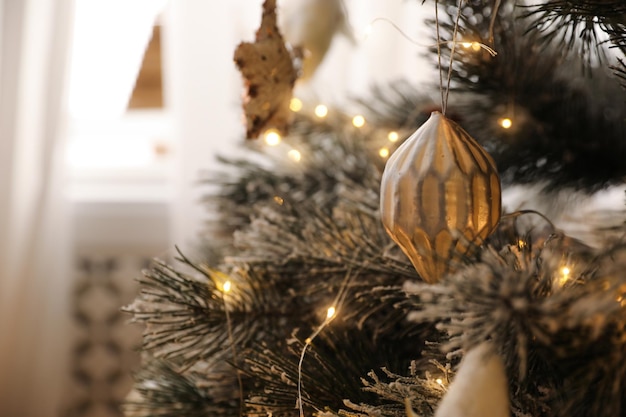 Красивая украшенная рождественская елка с волшебными огнями в крупном плане комнаты