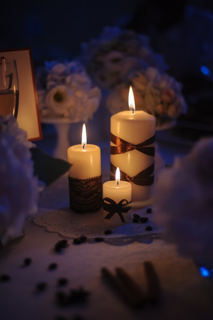 Foto bellissimo tavolo decorato con decorazioni floreali e candele