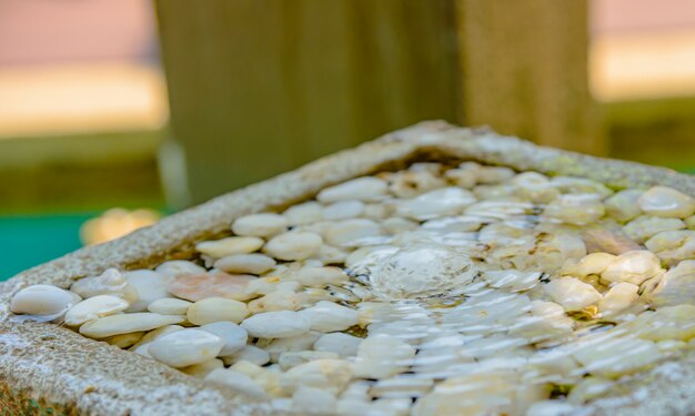 Foto bella decorazione di piccola fontana nel cortile