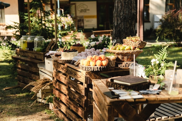 Una bella decorazione del tavolo del buffet nuziale all'aperto con i dolci