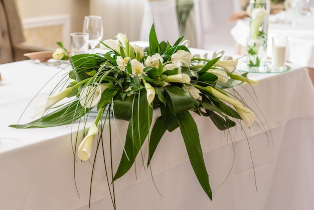 꽃집 장식으로 꽃과 녹지가있는 결혼식 휴가의 아름다운 장식. 결혼식 준비