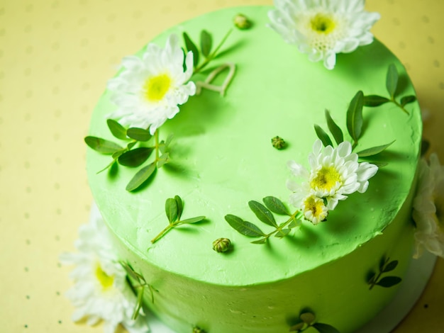 Bella torta delicata e ariosa con fiori freschi