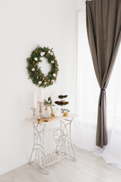 Photo beautiful delicate decor for christmas or new year in the living room or dining room in bright colors