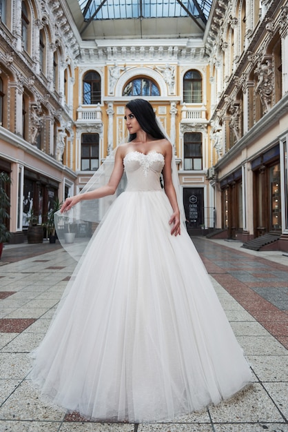 Красивая нежная молодая женщина, сексуальная невеста в роскошном свадебном платье