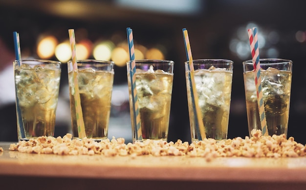 Красивые и вкусные алкогольные коктейли, приготовленные в баре барменом
