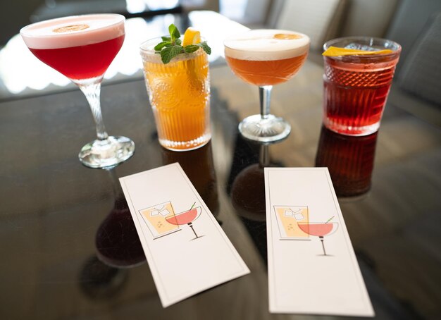 Foto bellissimi e sfiziosi cocktail alcolici preparati al bar dal barista