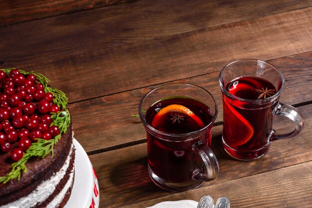 Красивый вкусный торт с ярко-красными ягодами на новогоднем столе