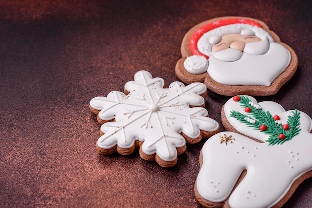Photo beautiful delicious christmas gingerbread on a concrete texture background