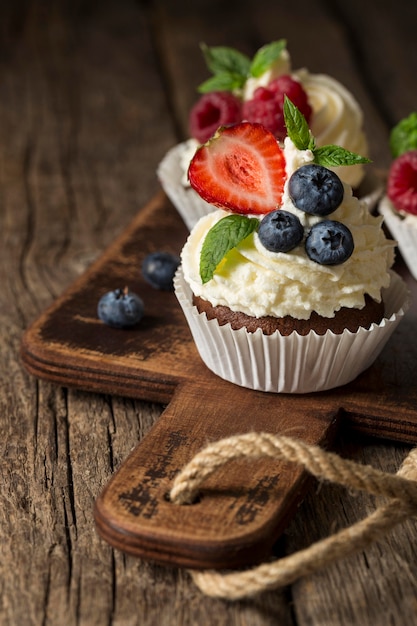 Foto bello e delizioso dessert sul tagliere