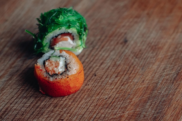 Foto bel sushi delizioso consegna di sushi rotoli di sushi pubblicitari a base di pesce e formaggio