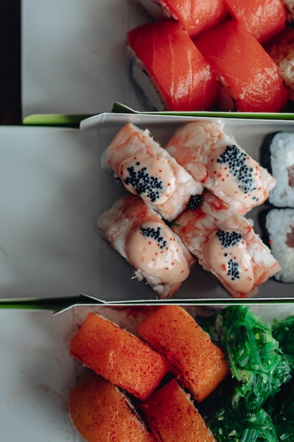 Bel sushi delizioso consegna di sushi rotoli di sushi pubblicitari a base di pesce e formaggio