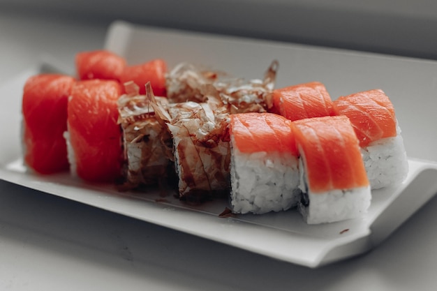 写真 美しいおいしい寿司 寿司の配達 魚とチーズで作られた広告の寿司ロール