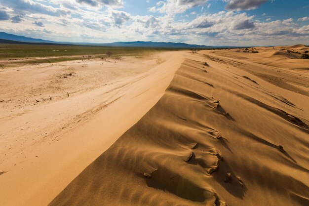 Красивый пейзаж пустыни с песчаными дюнами Монголии