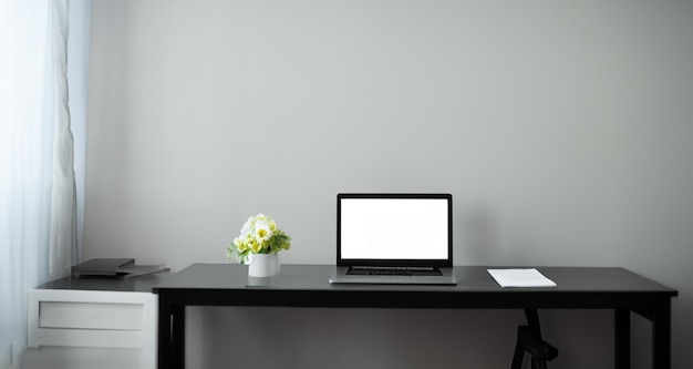 Photo beautiful desk with a laptop