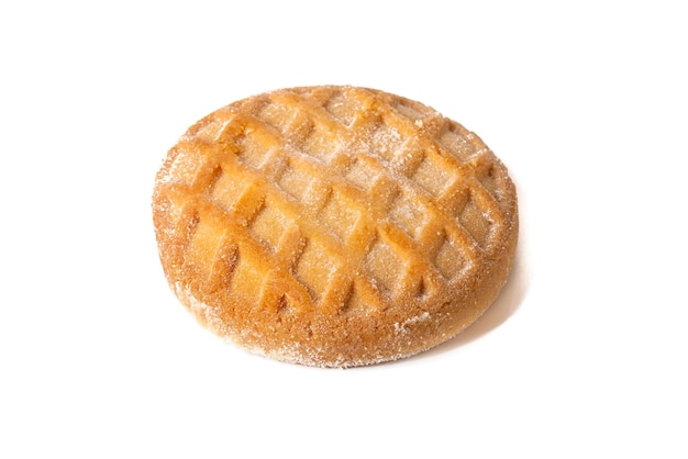 Bellissimi biscotti strudel da dessert con marmellata di mele e cannella su sfondo bianco
