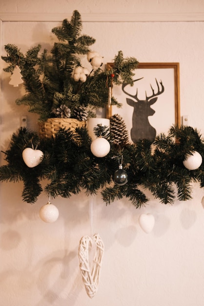 가문비 나무와 크리스마스 인테리어 장식의 아름다운 세부 사항