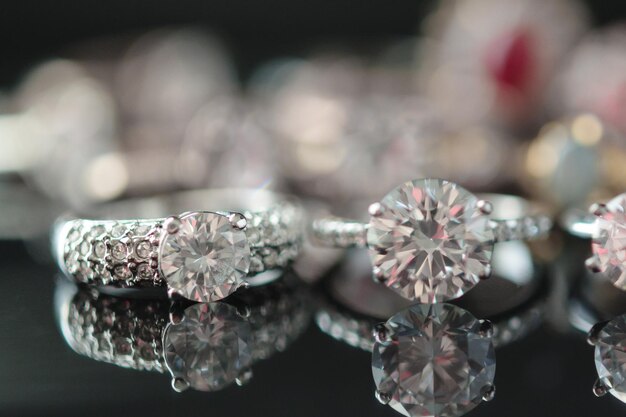 Фото Красивые кольца с бриллиантами ювелирный фон