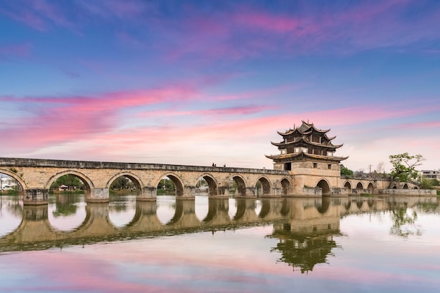 建水古代都市の夕暮れの美しいダブルドラゴンブリッジは、中国雲南省の有名なモニュメントの1つです。