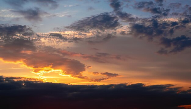 Foto bel cielo drammatico sullo sfondo del tramonto