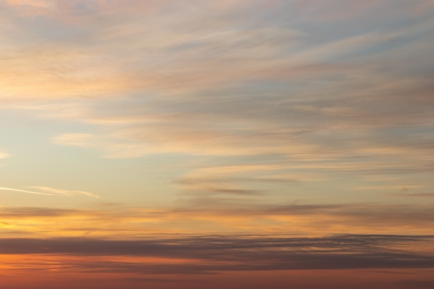 雲と美しい劇的な夕焼けオレンジ色の空