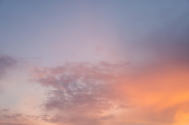 黄赤色の海の水の下で美しい劇的な曇り空の夕日の背景