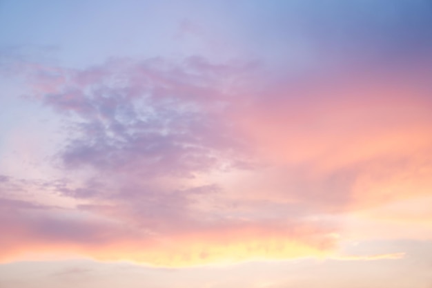 黄赤色の海の水の下で美しい劇的な曇り空の夕日の背景