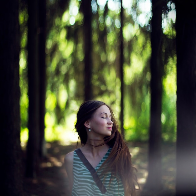 写真 美しい夢のような少女公園で美しい少女のロマンチックな肖像画